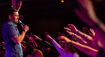 Joyful pastors also love to worship Joyful pastors also love to worship